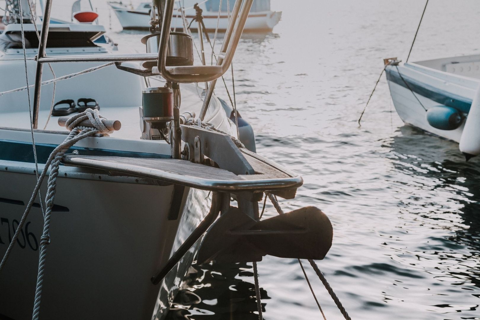 Segelboot mit Leinen und Ausrüstung liegt im Hafen auf dem Wasser